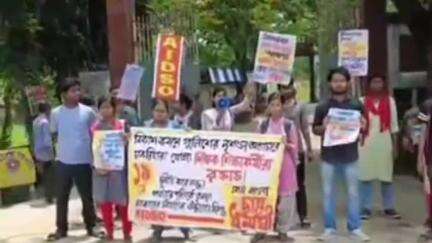 পাঁশকুড়া: ছাত্র ধর্মঘট সফল করতে পাঁশকুড়া বনমালী কলেজে গেটে পিকেটিং AIDSO-র সদস্যদের