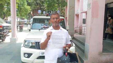मऊ: बाल निकेतन तिराहे पर स्थित सीएमओ कॉलोनी में रिटायर्ड चिकित्साधिकारी ने सीएमओ से न्याय की गुहार लगाई