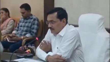छिंदवाड़ा नगर: कलेक्टर कार्यालय में आयोजित बैठक में समय सीमा प्रकरणों की हुई समीक्षा, कलेक्टर ने दिए आवश्यक दिशा-निर्देश