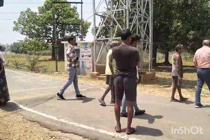 कुनकुरी: Kunkuri:खबर का असर - शहीद लेओस के गांव पहुंचे पीएचई अधिकारी,ठेकेदार को दिया दो हफ्ते का समय #jansamasya