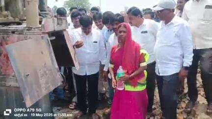 నారాయణ్​ఖేడ్: కరస్ గుత్తిలో ప్రభుత్వ నిధుల ద్వారా గిరిజన మహిళ రైతు పొలంలో నూతన బోరును వేయించిన ఎమ్మెల్యే డాక్టర్ పట్లోళ్ల సంజీవరెడ్డి