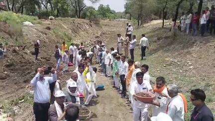 सारंगपुर: राज्यमंत्री गौतम टेटवाल ने जल गंगा संवर्धन अभियान में मगराना पंचायत के नाले में श्रमदान किया