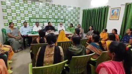 कांके: हरमू स्थित जेएमएम कार्यालय में मिलन समारोह में बीजेपी नेता समेत कई लोगों ने जेएमएम की सदस्यता ली