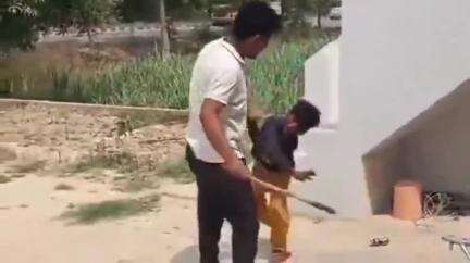 शाहजहांपुर: चोरी के आरोप में मासूम बच्चे की पिटाई का वीडियो हुआ वायरल, पूरा मामला थाना कटरा क्षेत्र का