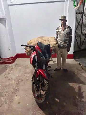 पुपरी: सुरसंड के मैदान टोला से मध निषेध थाना पुपरी पुलिस ने एक बाइक से 297 बोतल नेपाली शराब बरामद की