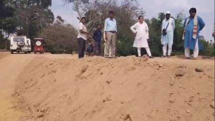 কৈলাশহর: কৈলাসহরের মনু নদীর পাড়ের বাঁধ সংস্কারের কাজ খুব ধীরগতিতে হচ্ছে বলে মন্তব্য করলেন বিধায়ক বীরজিৎ সিনহা