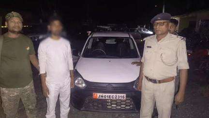 डोभी: बहेरा थाना गेट के सामने वाहन जांच में फर्जी नंबर प्लेट वाली ऑल्टो कार जब्त, चालक गिरफ्तार