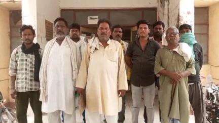 मऊ: कलेक्ट्रेट में डोम बिरादरी के लोगों ने शमशान घाट कमेटी के अध्यक्ष के खिलाफ किया प्रदर्शन, जिलाधिकारी को सौंपा ज्ञापन