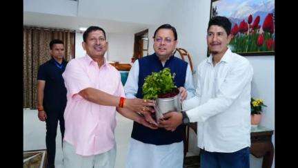 पिथौरागढ़: कनालीछिना के व्यापार मंडल अध्यक्ष राजेश सिरौला ने देहरादून में मुख्यमंत्री से की मुलाकात