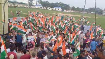 হোজাই: ভাৰতীয় সৈনিকক সন্মান প্ৰদৰ্শন কৰাৰ বাৱে  নাগৰিক সমাজৰ উদ্যোগত চহৰৰ মাজ-মজিয়াদি উলিওৱা হয় ত্রিৰংগা যাত্ৰা