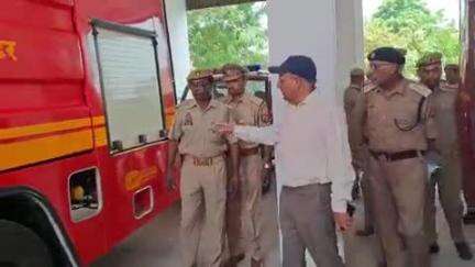 फिरोज़ाबाद: रहना स्थित अग्निशमन कार्यालय का DIG ने किया औचक निरीक्षण