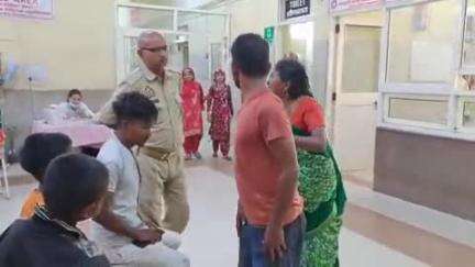 फिरोज़ाबाद: असमत नगर इलाके में गाली-गलौज को लेकर दो सगे भाइयों को लाठी-डंडे से पीटा गया