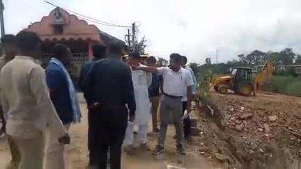 দাসপুর ১: কংক্রিটের সেতু,কজওয়ে সহ সার্বিক পরিস্থিতি খতিয়ে দেখতে দাসপুরের খুকুড়দহে পরিদর্শনে এলেন জেলা পূর্ত কর্মাধ্যক্ষ