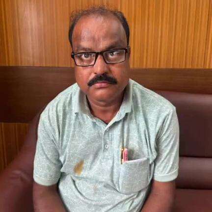 ಸವಣೂರು: ಅಡ್ಮಿಷನ್ ಮಾಡಿಕೊಳ್ಳಲು ಪಟ್ಟಣದಲ್ಲಿ ಲಂಚ ಪಡೆಯುತ್ತಿದ್ದ ವೇಳೆ, ಕರ್ನಾಟಕ ಪಬ್ಲಿಕ್ ಶಾಲೆಯ ಮುಖ್ಯ ಶಿಕ್ಷಕ ಲೋಕಾಯುಕ್ತ ಬಲೆಗೆ