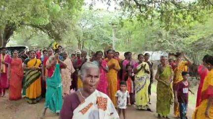 கமுதி: வண்ணாங்குளம் கிராமத்திற்கு முதல் முறையாக இயங்கிய அரசு பேருந்துக்கு ஆரத்தி எடுத்து, திலகமிட்டு வரவேற்ற கிராம மக்கள்