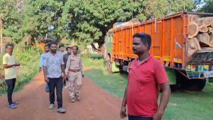 মেদিনীপুর: বনদপ্তরের অনুমতি ছাড়াই চলছিল গাছ কেটে পাচারের কাজ, বাজপাড়া থেকে কাঠ সহ বাজেয়াপ্ত লরি