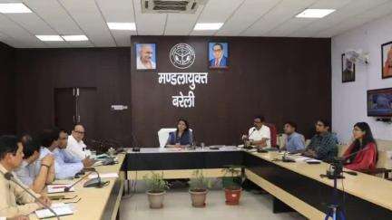 बरेली: बरेली मंडल आयुक्त सौम्या अग्रवाल ने अपने कार्यालय में 300 बेड हॉस्पिटल के संचालन संबंधी बैठक की