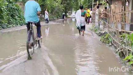 মৰিগাঁও: পথৰ ওপৰত পুখুৰীসদৃশ গাঁত, হাবিবৰঙাবাৰী গাঁও পঞ্চায়তত জনপ্ৰতিনিধিৰ বিৰুদ্ধে ৰাইজৰ ক্ষোভ #jansamasya