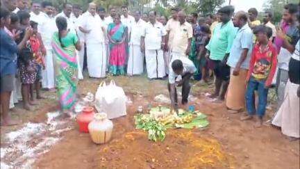 வேடசந்தூர்: அய்யலூர் பேரூராட்சி பகுதியில் மூணே முக்கால் கோடியில் தார்ரோடு பாலம் கட்டும் பணிக்கு எம்எல்ஏ காந்திராஜன் பூமி பூஜை