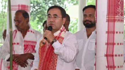 তেজপুৰ: ২ নং বামুনপুখুৰী ৰাজহুৱা নামঘৰত উপস্থিত হৈ বাৰ্ষিক অনুষ্ঠানত অংশ লয় বৰছলা সমষ্টিৰ বিধায়ক গনেশ কুমাৰ লিম্বুৱে