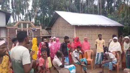 নগাঁও: কচুৱাত ঠগ প্ৰৱঞ্চনাৰে লুটিলে লাখ লাখ টকা, জুৰিৰপাৰত সংবাদ মাধ্যমৰ কাষ চাপিল ভূক্তভোগী ৰাইজ