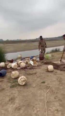 नौगढ़: मिश्रौलिया थाना पुलिस ने अवैध शराब के खिलाफ की कार्रवाई, चेकिंग के दौरान एक कुंतल लहन किया नष्ट
