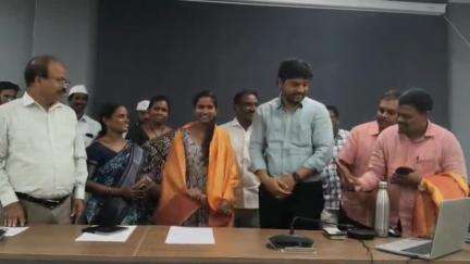 అసిఫాబాద్: ఆసిఫాబాద్ లో ఇంటర్మీడియట్ వార్షిక పరీక్ష ఫలితాల్లో ఉత్తమ ఫలితాలు సాధించిన విద్యార్థులకు సన్మానించిన జిల్లా కలెక్టర్