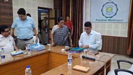 মেদিনীপুর: জেলার জনকল্যাণমূলক কাজের রিপোর্ট কার্ড, সাংস্কৃতিক ঐতিহ্য ও ঐতিহ্যবাহী উৎসবের বই প্রকাশ মেদিনীপুরে জেলাশাসকের