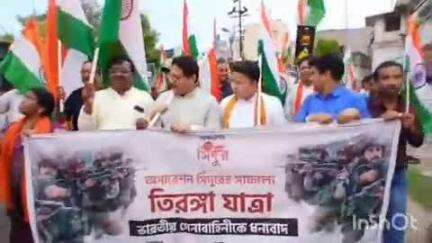 পুরুলিয়া ২: জাতীয় পতাকা সহযোগে তিরঙ্গা পদযাত্রা আয়োজন করা হল পুরুলিয়া স্টেশন থেকে দেশের বীর সেনাদের প্রতি সম্মান জানাতে বি জে পির