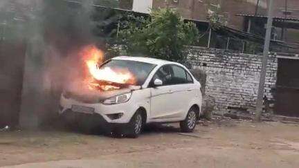 मुरैना नगर: उत्तम पेलेस के पास खड़ी कार में आग लगने से लाखों का नुकसान, स्थानीय लोगों ने आग बुझाई