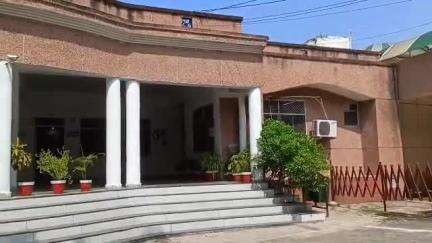 मौदहा: कुनेहटा में खेतों में पराली जलाने वाले किसानों पर कार्रवाई की मांग