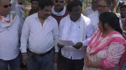 रायगढ़: रायगढ़ कलेक्टर परिसर के सामने कांग्रेसियों ने बढ़ते प्रदूषण और औद्योगिक दुर्घटनाओं के खिलाफ किया प्रदर्शन