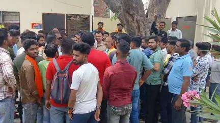 आंवला: आंवला में हिंदू संगठन के नगरमंत्री की गिरफ्तारी का विरोध, कार्यकर्ताओं ने कैबिनेट मंत्री का पुतला दहन किया