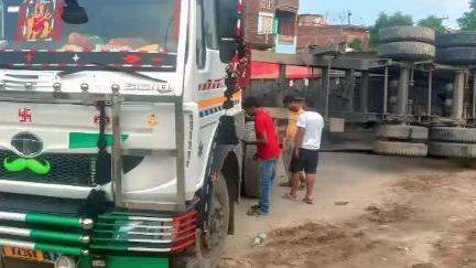सोनबरसा: फुलकाहा मोड़ पर पलटा हाईवा ट्रक, मौके पर मची अफरा-तफरी