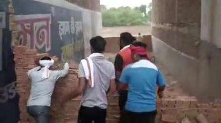 खागा: धाता में दबंगों ने बैनामे की जमीन की बाउंड्री गिराकर लहराए असलहे, वीडियो कैमरे में कैद, मामला धाता थाना क्षेत्र का