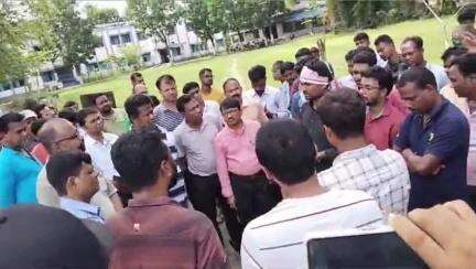 বামনগোলা: পাকুয়াহাট ডিগ্রি কলেজের নবনিযুক্ত পরিচালন সমিতির সভাপতিকে ঘিরে বিক্ষোভ, করা হল ধাক্কাধাক্কি