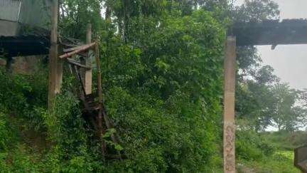 তপন: সুকদেবপুর খাড়ির উপর নির্মিত কাঠের সাঁকো ভেঙে গিয়ে গুরুতর আহত কিশোর, কংক্রিটের সেতুর দাবি এলাকাবাসীর #jansamasya