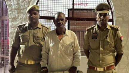 जलेसर: थाना निधौली कलां पुलिस ने चैकिंग के दौरान एक अभियुक्त को 21 पऊआ अवैध देशी शराब सहित किया गिरफ्तार