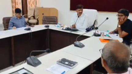 मऊ: मुख्यमंत्री डैशबोर्ड पर आधारित विकास कार्यों की मासिक समीक्षा बैठक डीएम की अध्यक्षता में संपन्न हुई