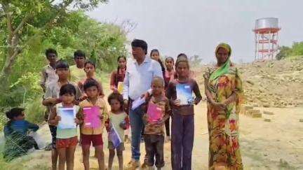 घोसी: पूर्व माध्यमिक विद्यालय धरौली के प्रधानाध्यापक डॉ. रामविलास भारती ने ईंट भट्टे पर मुस्कराहटों को लौटाने की पहल की