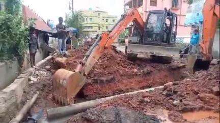 রামপুরহাট ১: রামপুরহাট পৌরসভার ১৬ নম্বর ওয়ার্ড এলাকায় ধুলোডাঙ্গা রোডে  বৃষ্টির জল জমা বন্ধ করতে পদক্ষেপ পৌরসভার