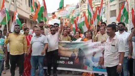 સંખેડા: નગરમાં ભવ્ય તિરંગા યાત્રા યોજાઇ, ધારાસભ્યના જિલ્લા પંચાયત પ્રમુખ ઉપસ્થિત રહ્યા.