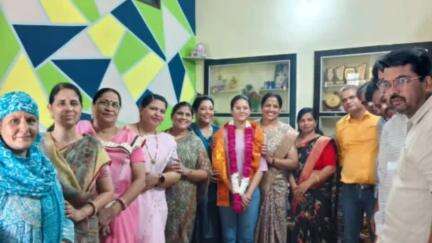 हिण्डोली: गौतम महिला मंडल ने दसवीं सीबीएसई बोर्ड में 97 प्रतिशत अंक लाने वाली इतिशा का सम्मान किया