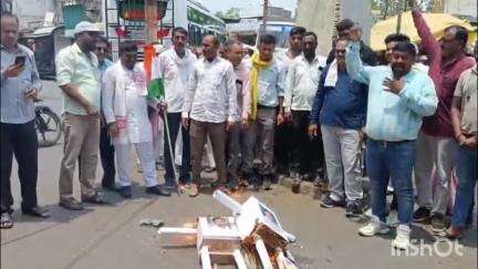 मनावर: मनावर में कांग्रेसी गरजे: उपमुख्यमंत्री जगदीश देवड़ा और मंत्री विजय शाह के विवादित बयानों पर फूंका पुतला