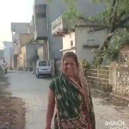 गढ़ी: लोहारिया के भोई मोहल्ले में नालियों की सफाई का कीचड़ सड़कों पर, लोग परेशान
