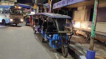 বারুইপুর: প্রশাসনের নির্দেশকে অমান্য করে বেআইনিভাবে ভাড়া খাটার অপরাধে চারটি টোটকে আটক করল বারইপুর পুরাতন বাজার ট্রাফিক গার্ড