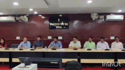 अररिया: समाहरणालय स्थित कार्यालय कक्ष में डीएम की अध्यक्षता में बैठक का आयोजन