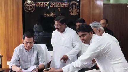 कोल: सिविल लाइन, सपा पार्षदों ने मिलकर नगर आयुक्त को सोंपा ज्ञापन, नगर क्षेत्र की समस्याओं से कराया रूबरू #jansamasya