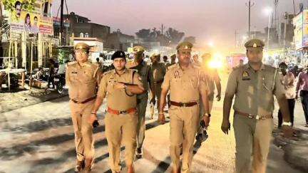 कुरावली: कुरावली कस्बे में सीओ सच्चिदानंद ने पुलिस बल के साथ पैदल गश्त करते हुए सुरक्षा व्यवस्था का लिया जायजा