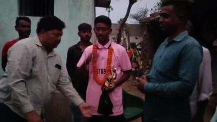 পাড়া: ক্রীড়া জগতে পুরুলিয়ার দুবড়া এলাকার নাম উজ্জ্বল করলো দুই ফুটবল খেলোয়াড়, সংবর্ধনা জানালো CPIM